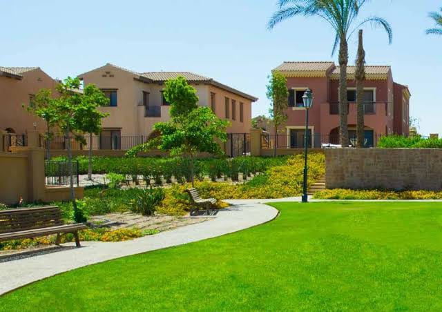 توين هاوس متشطب بالكامل للبيع في ميفيدا 4 غرف نوم