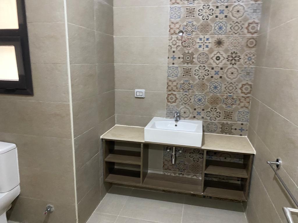 سعر مميز لشقه ارض بحديقه متشطبه بالمطبخ والتكييفات