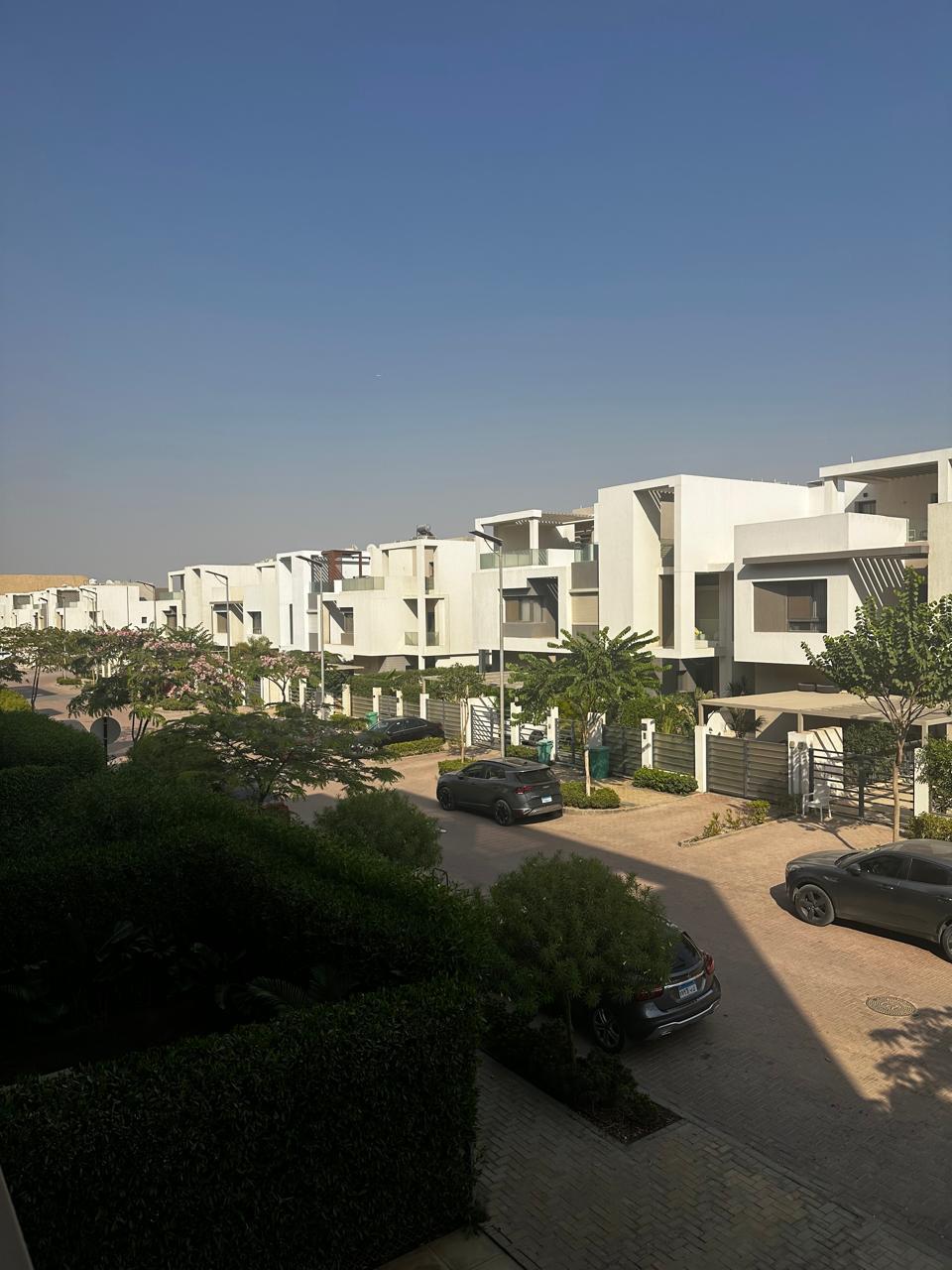 شقه متشطبه للبيع في كمبوند فيفث سكوير