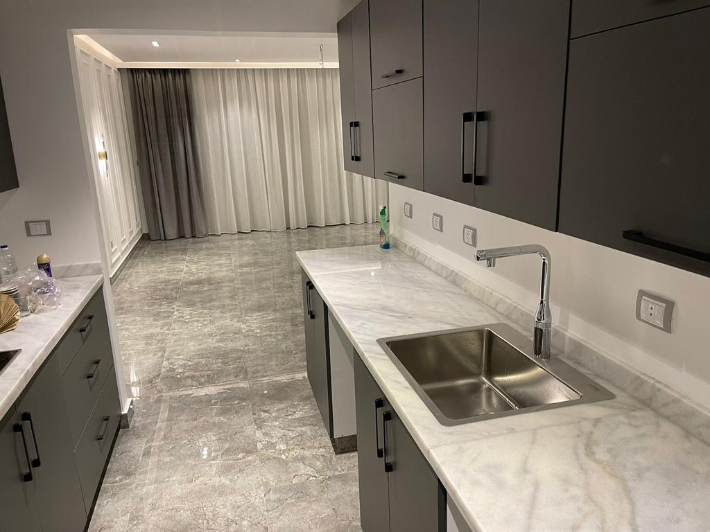 شقة غرفتين للبيع بالمطبخ والتكييفات في ليك فيو