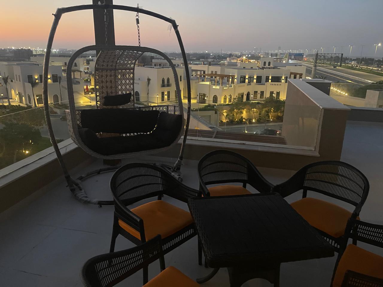 بنتهاوس 4 غرف ريسيل ليك يارد بول فيو متشطب ومفروش