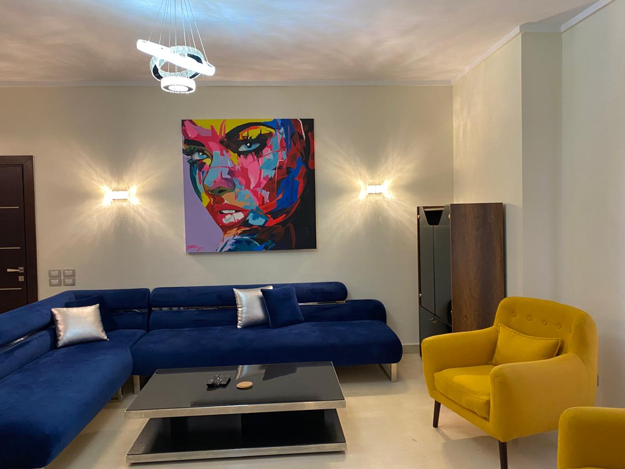 شقة مودرن للبيع بالفرش والاجهزة كمبوند ذا فيلدج