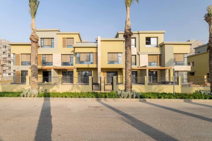 شقة للبيع في سكاي كوندوز بموقع مميز جدًا