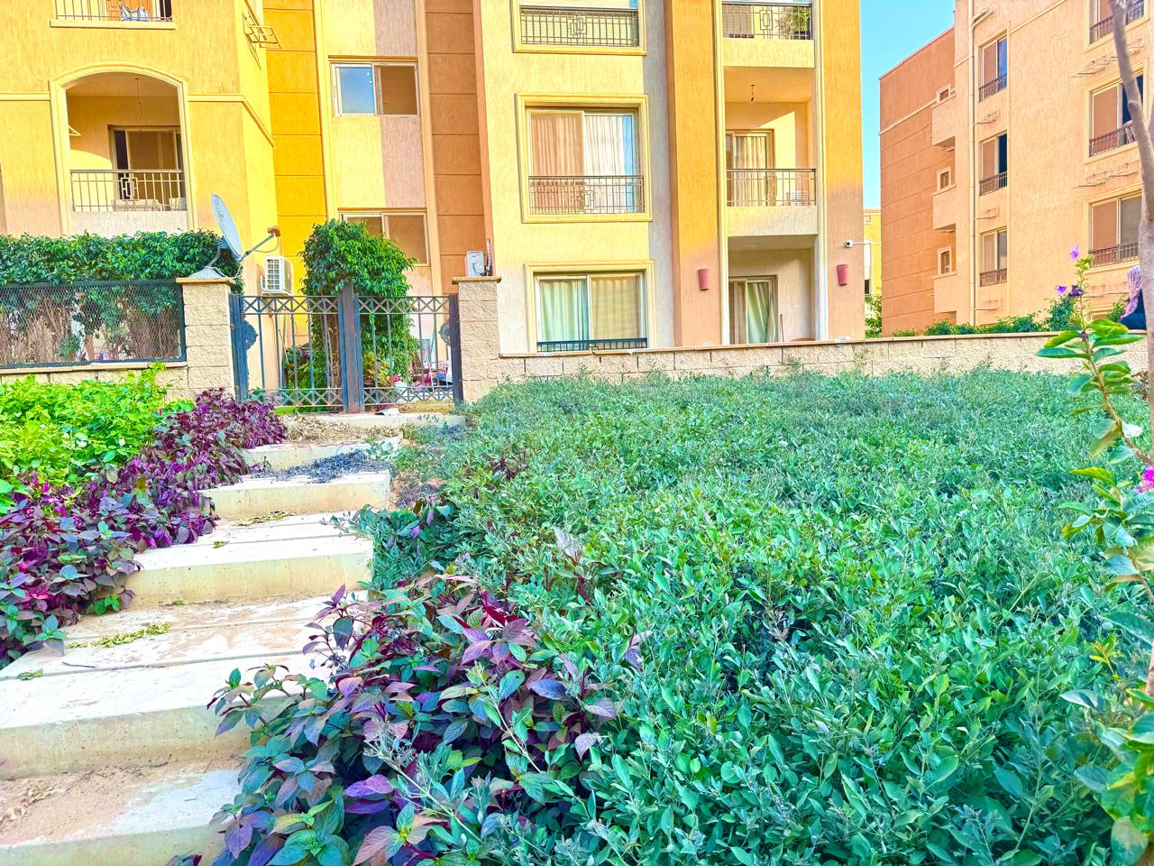 شقة مفروشة بالكامل مع جاردن للإيجار في ستون ريزيدن