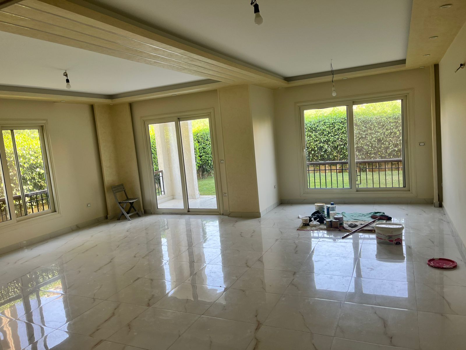 شقة نصف مفروشة مع جاردن للايجار في ستون ريزيدنس