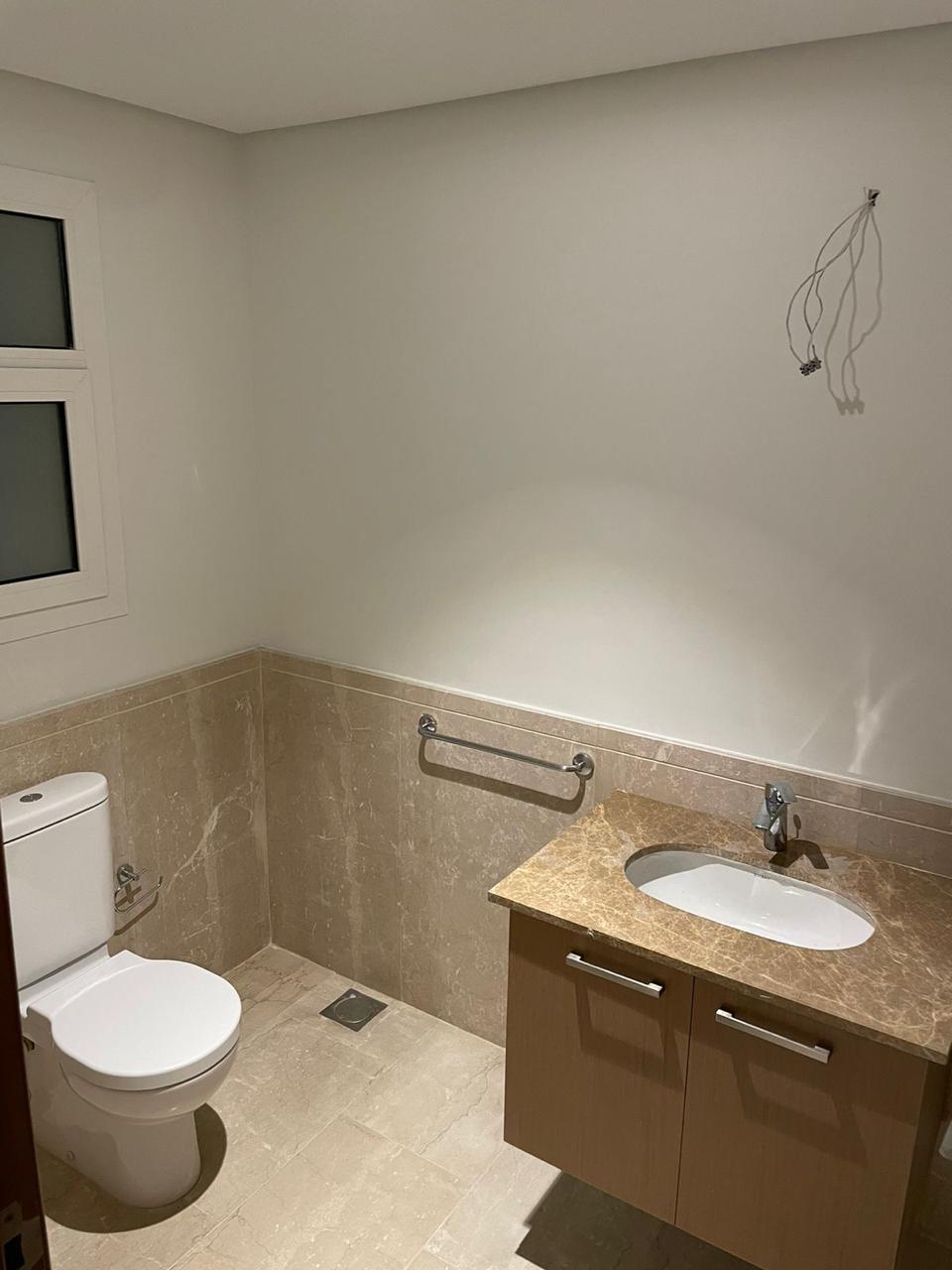 شقة للايجار في ميفيدا تطل على حمام السباحة