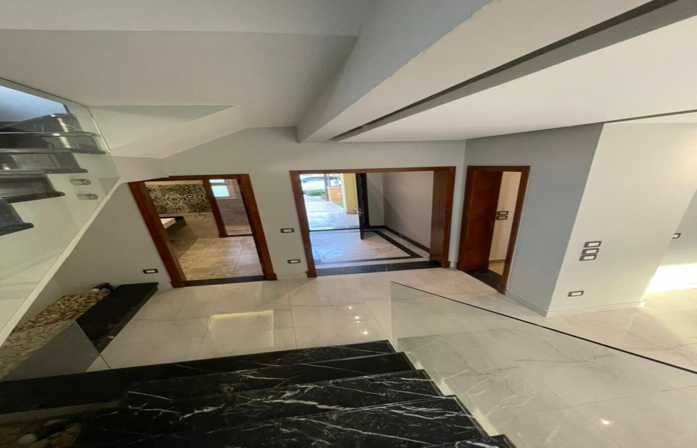 فيلا 4غرف للايجار بالمطبخ والتكييفات-كمبوند ميفيدا