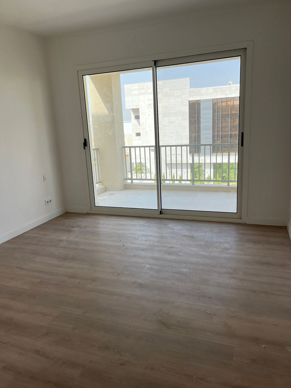 شقة اول سكن (مطبخ+تكييفات) للايجار في ميفيدا