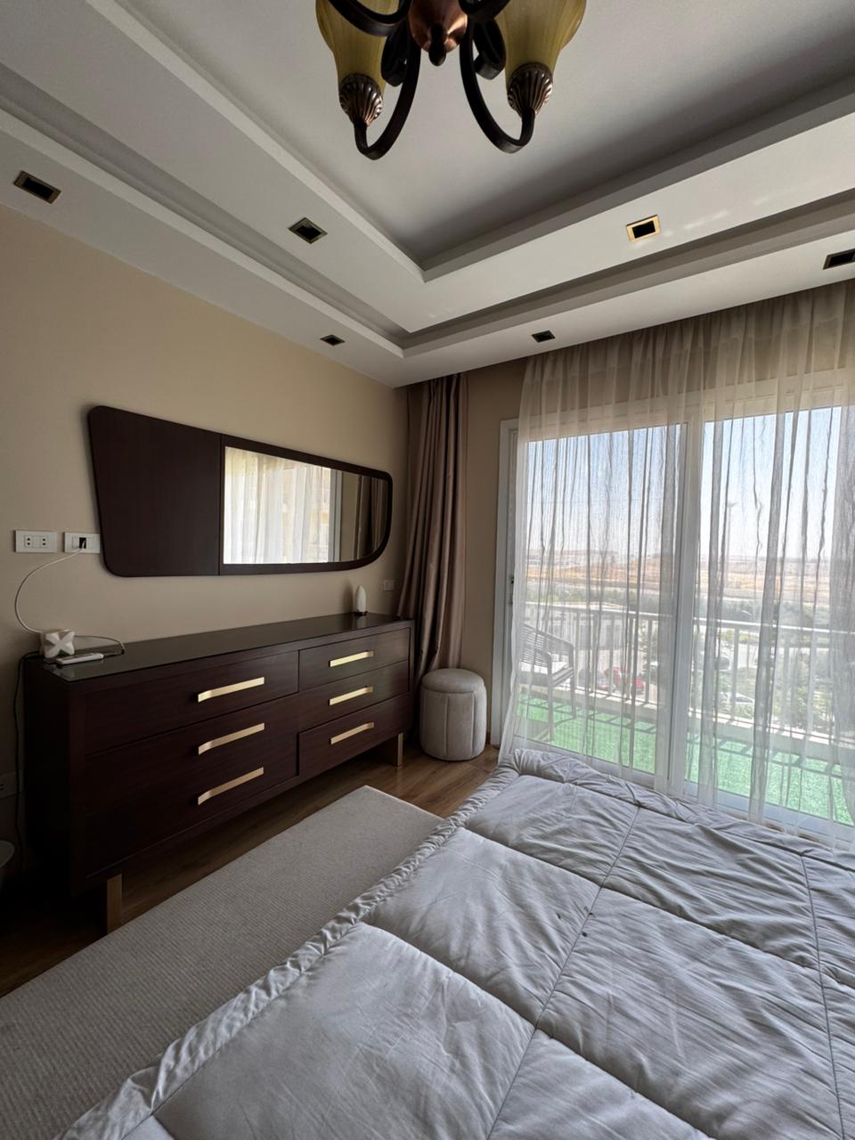 شقة مفروشة بالكامل بموقع مميز للإيجار في هايد بارك