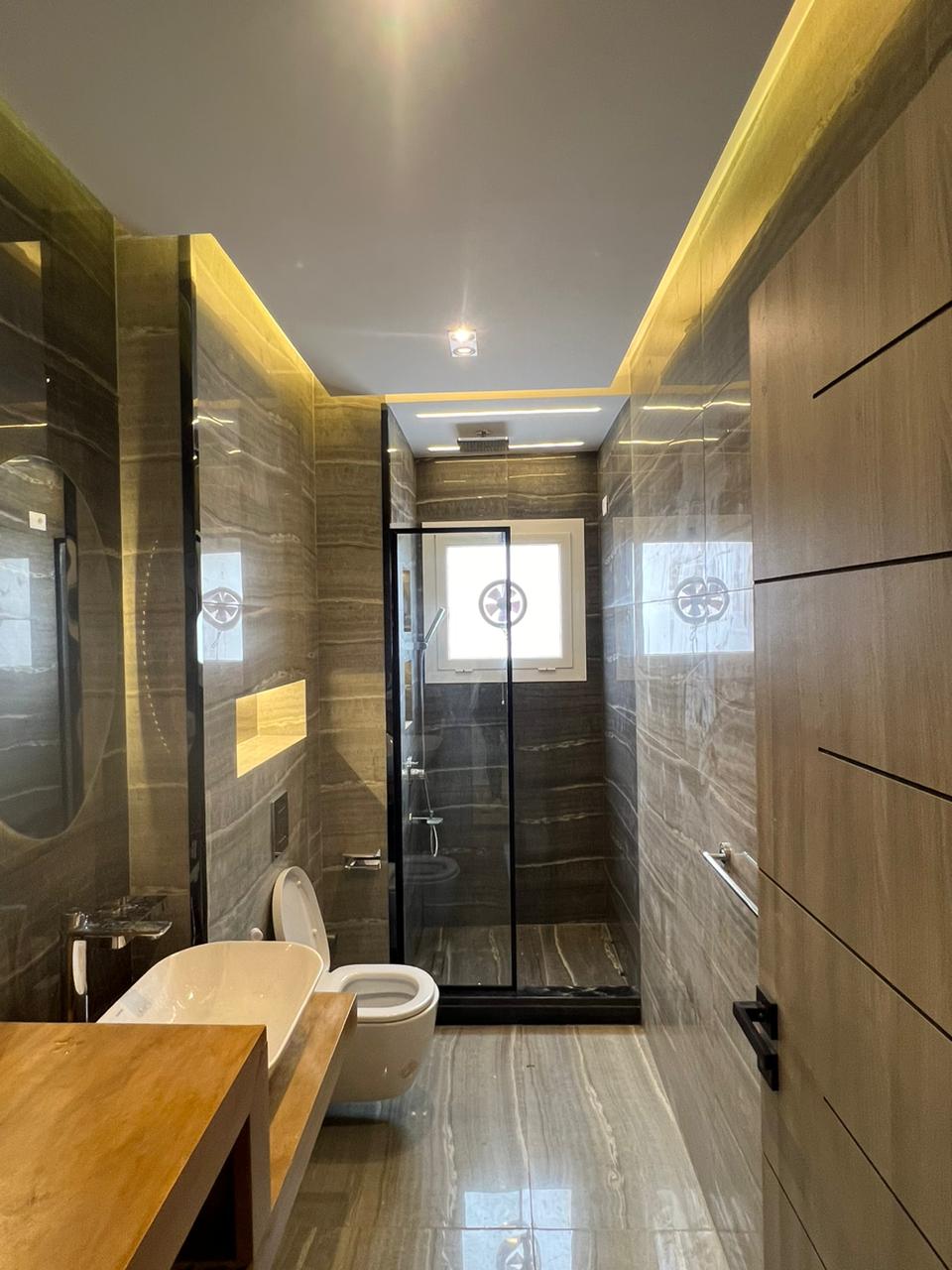 شقة نصف مفروشة بموقع مميز للايجار في هايد بارك .