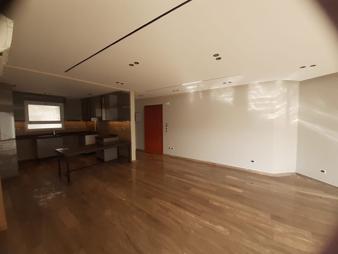 شقة نصف مفروشة بالمطبخ والتكييفات في هايد بارك .