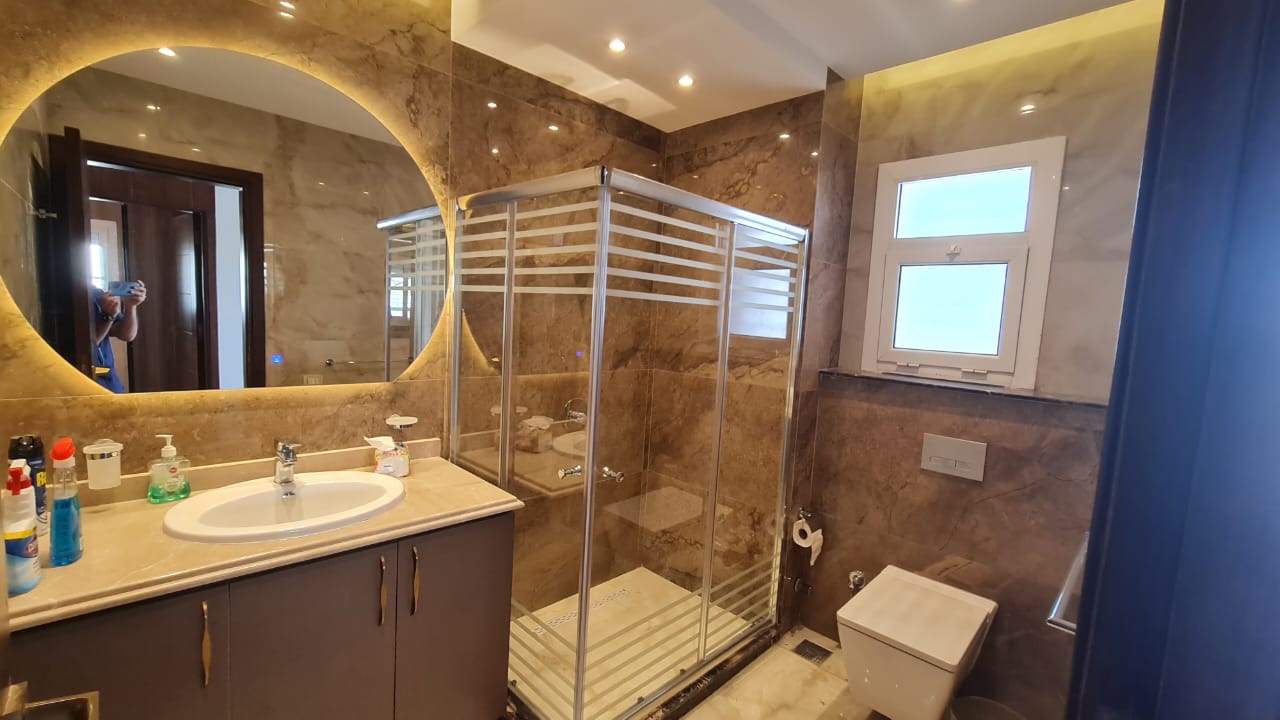 شقة للإيجار في هايد بارك مع تكييفات و مطبخ أمريكي