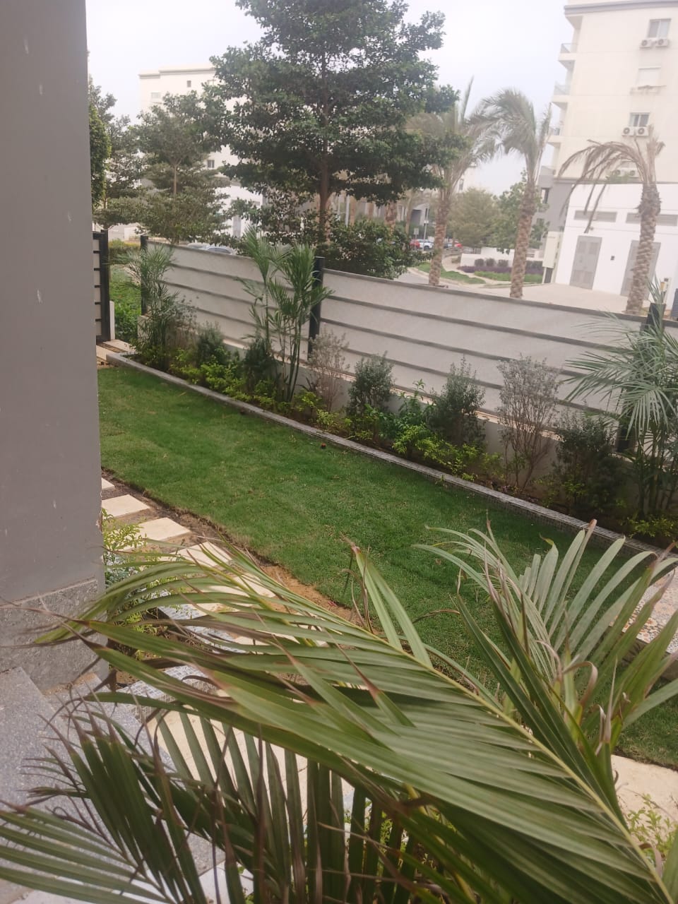 شقة دور أرضي نصف مفروشة للإيجار في هايد بارك