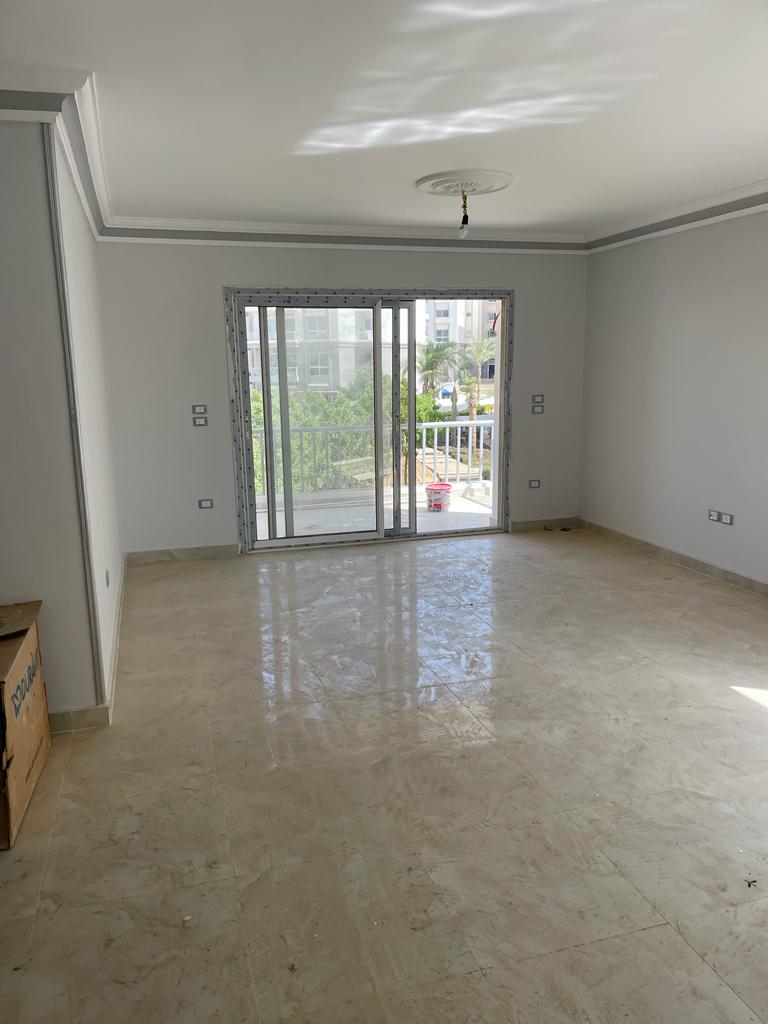 شقة 3 غرف للايجار بالمطبخ في هايد بارك