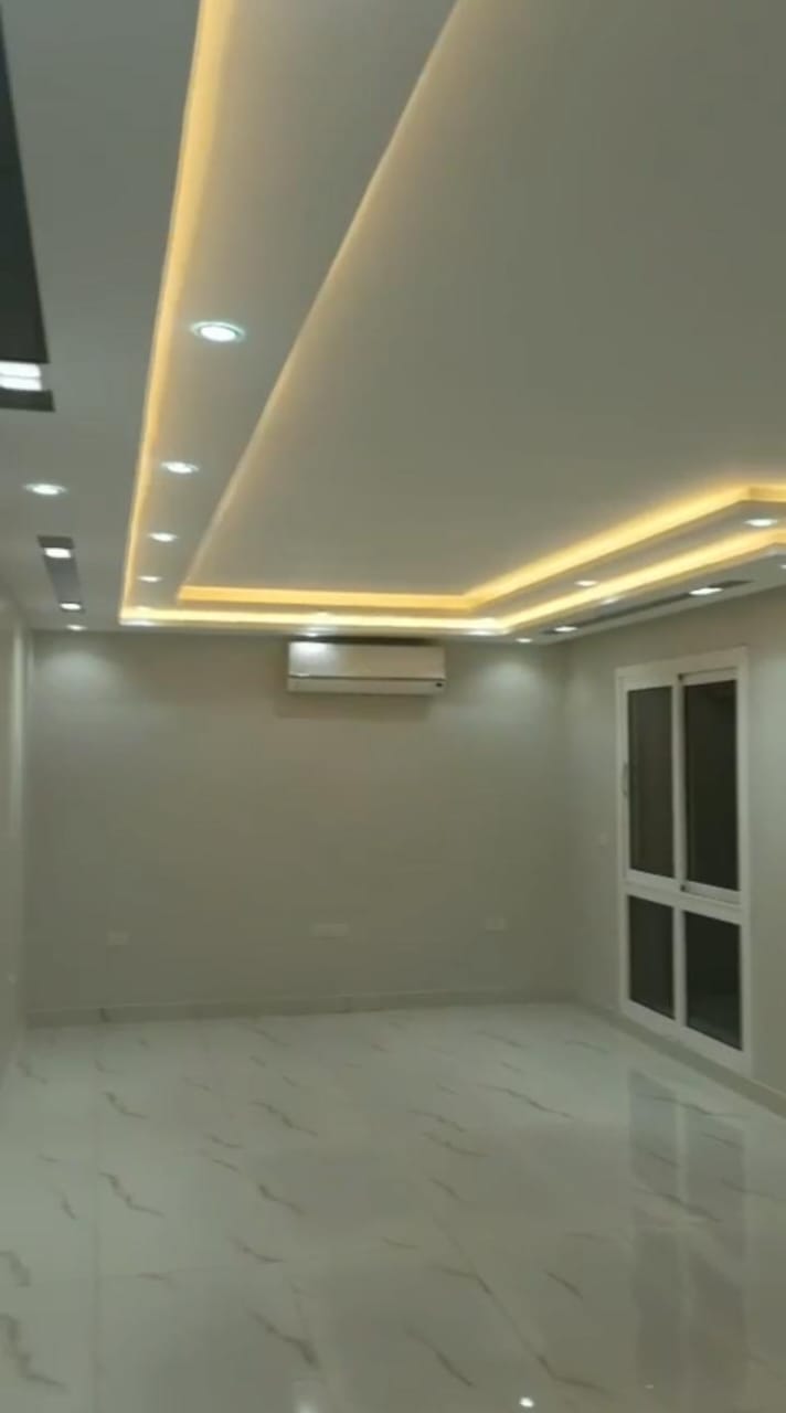 شقة 3غرف (مطبخ وتكييفات) للايجار في هايد بارك