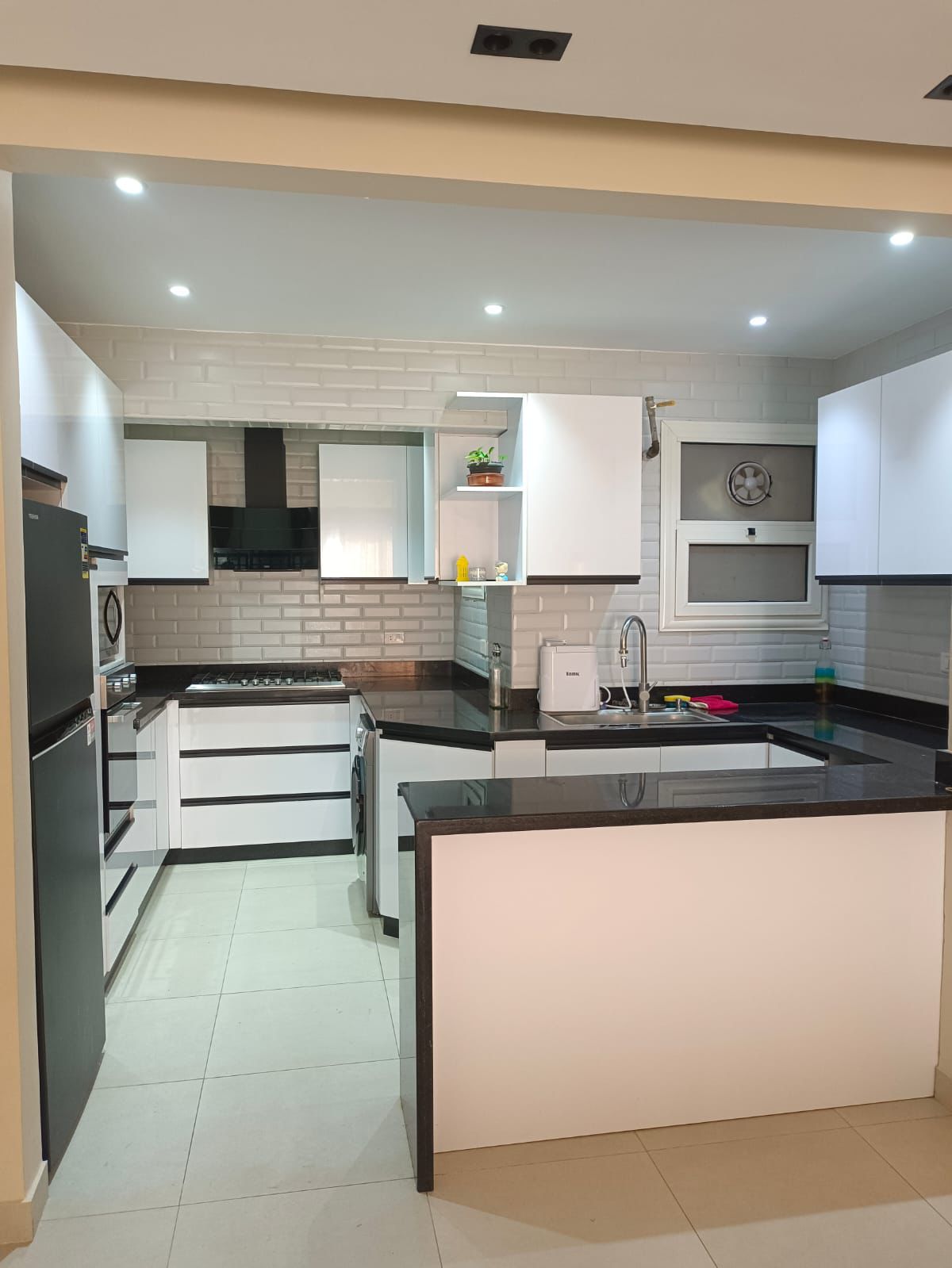 مجهزة بالكامل، مفروشة، مكيفة، وأجهزة مطبخ كاملة