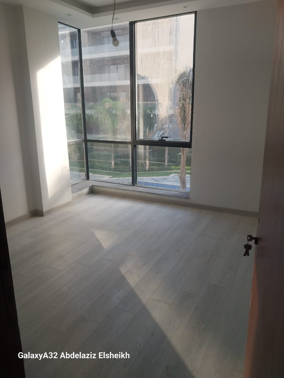 شقة 3غرف بالمطبخ والتكييفات للايجار في الباتيو اورو