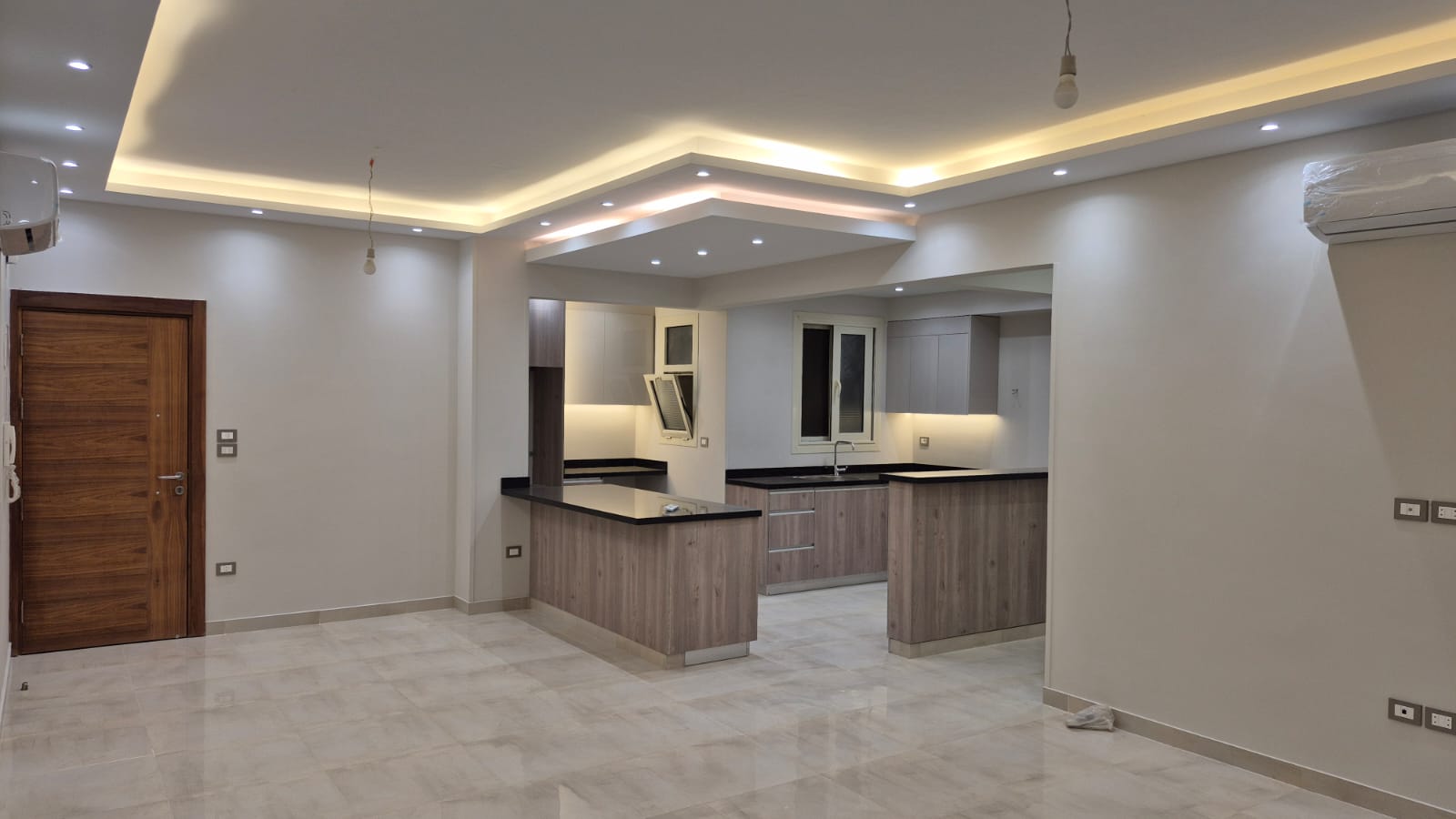 شقة 3 غرف مطبخ والتكييفات للايجار في الباتيو اورو