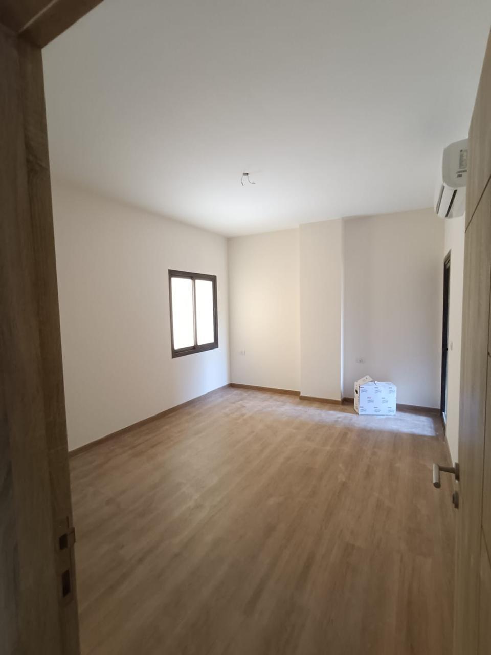 شقة نصف مفروشة مع جاردن للإيجار في فيفث سكوير