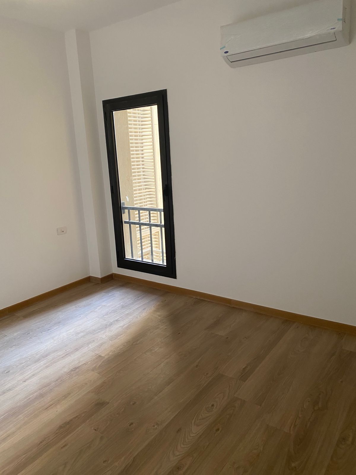 شقة نصف مفروشة للإيجار في المراسم - فيفث اسكوير