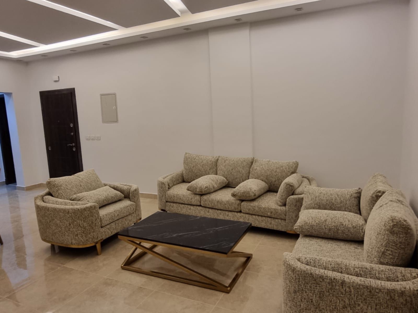 شقة للايجار بالمطبخ والتكييفات في كمبوند المراسم