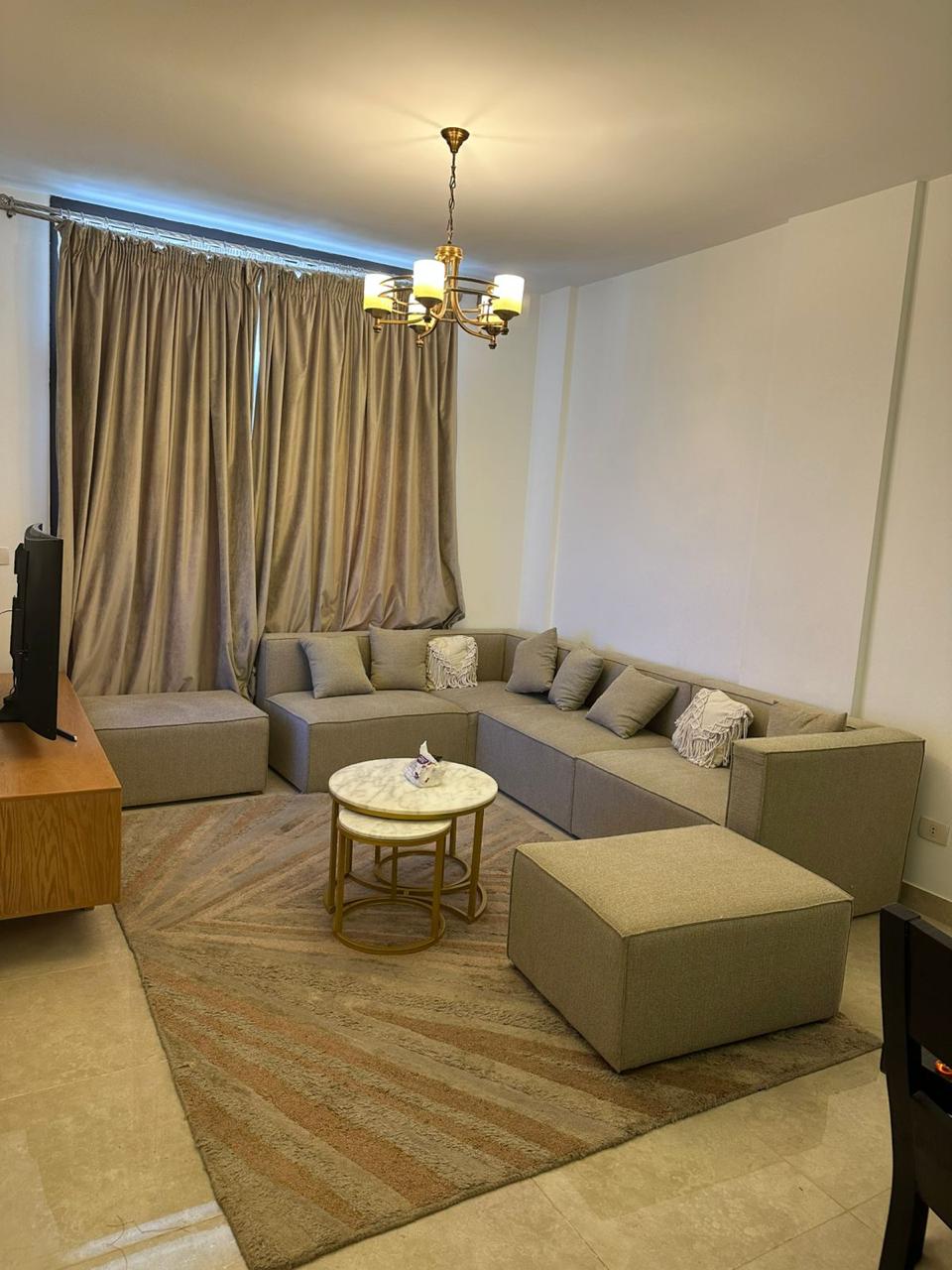 شقة مفروشة بالكامل للايجار في فيفث اسكوير  .