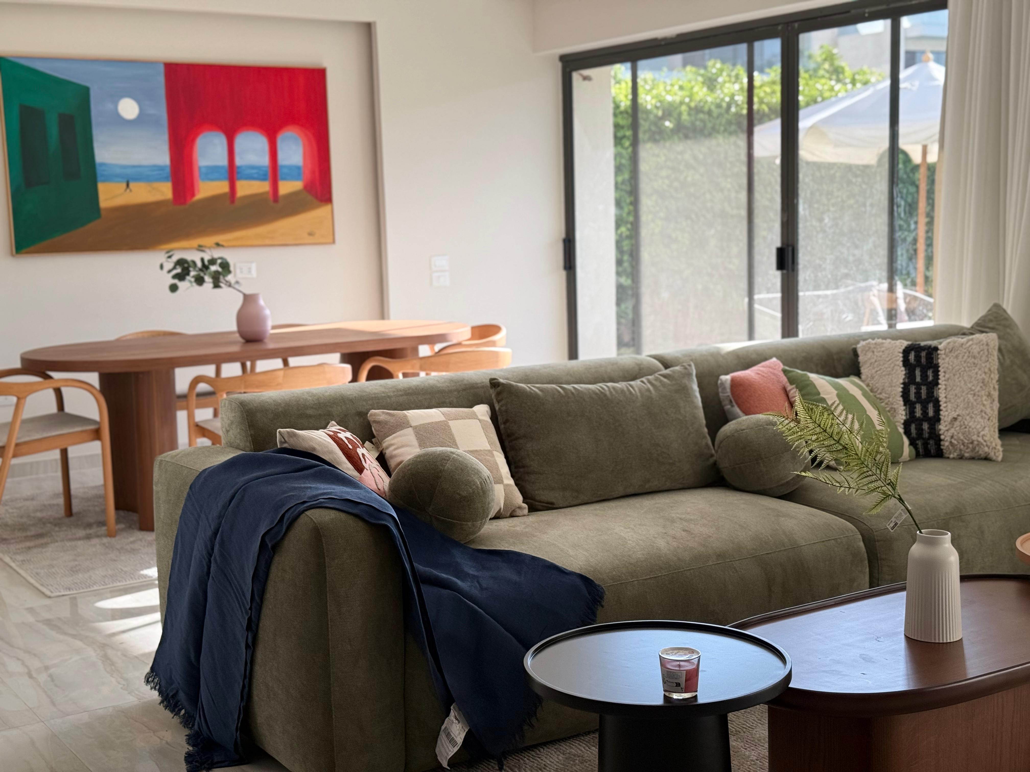 شقة 3غرف بحمام سباحة للايجار المفروش في ليك فيو