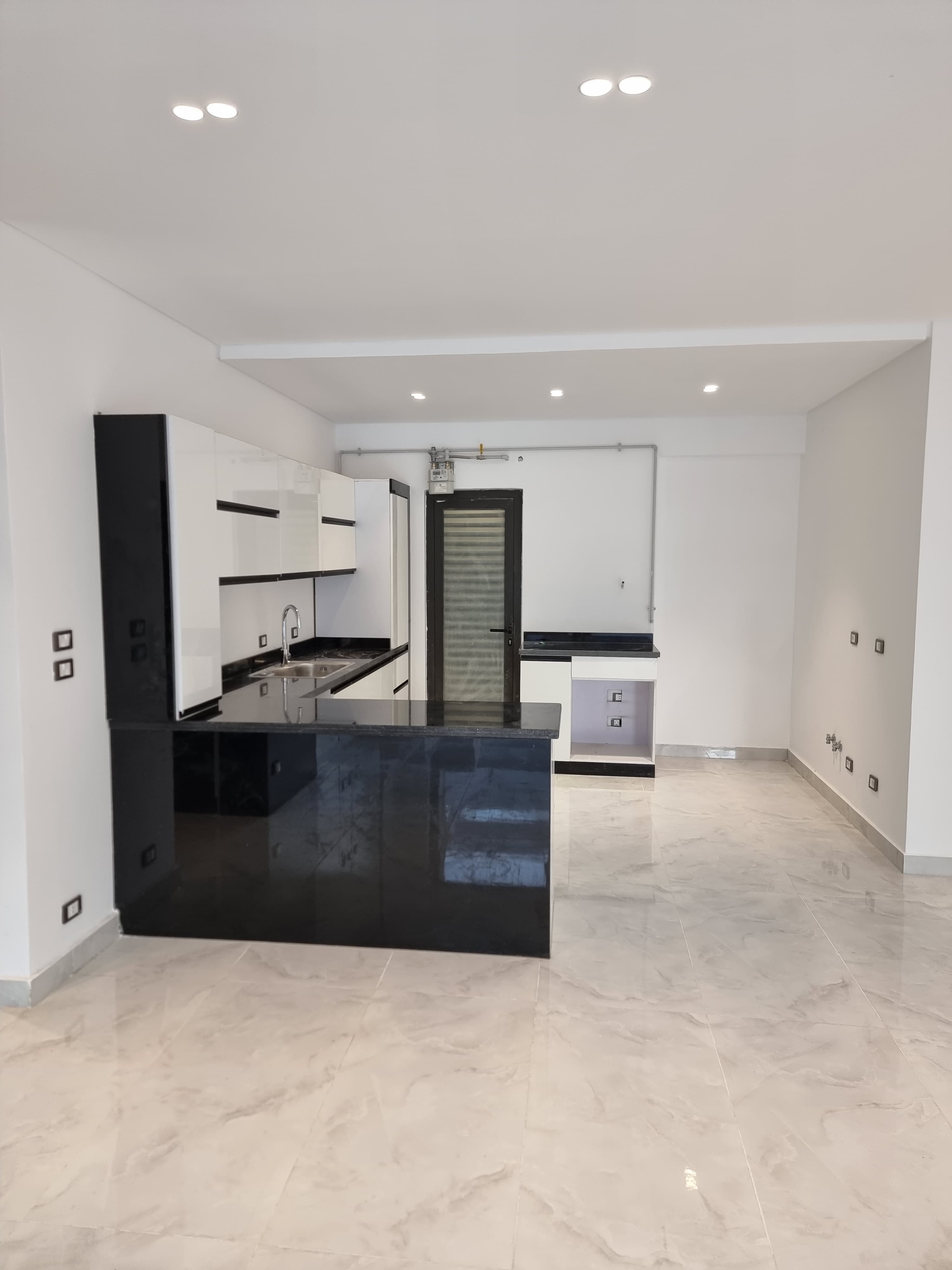 شقة الترا مودرن للإيجار في كمبوند ليك فيو