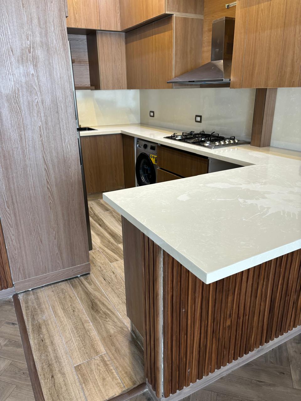 شقة للايجار نصف مفروشة مع الأجهزة في ليك فيو ريذ .