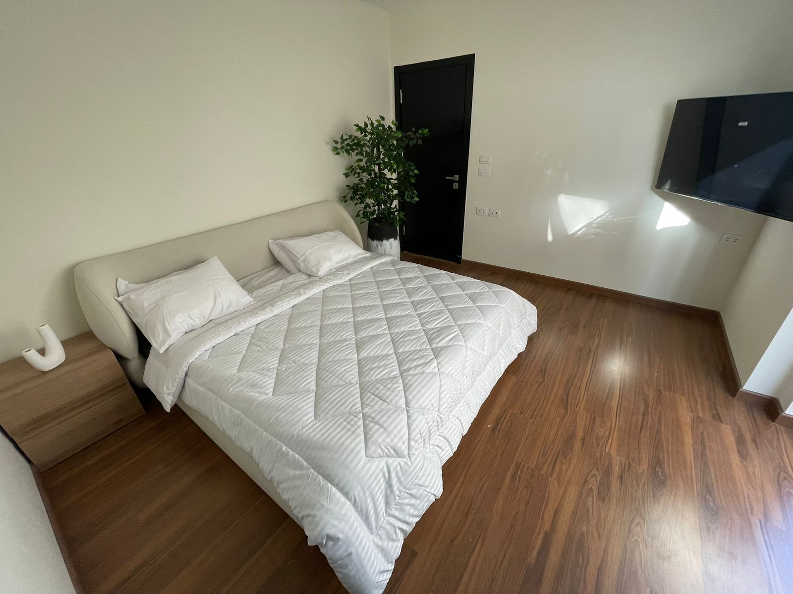 شقة للإيجار متجهزة بتكييفات و اجهزة المطبخ-ليك فيو