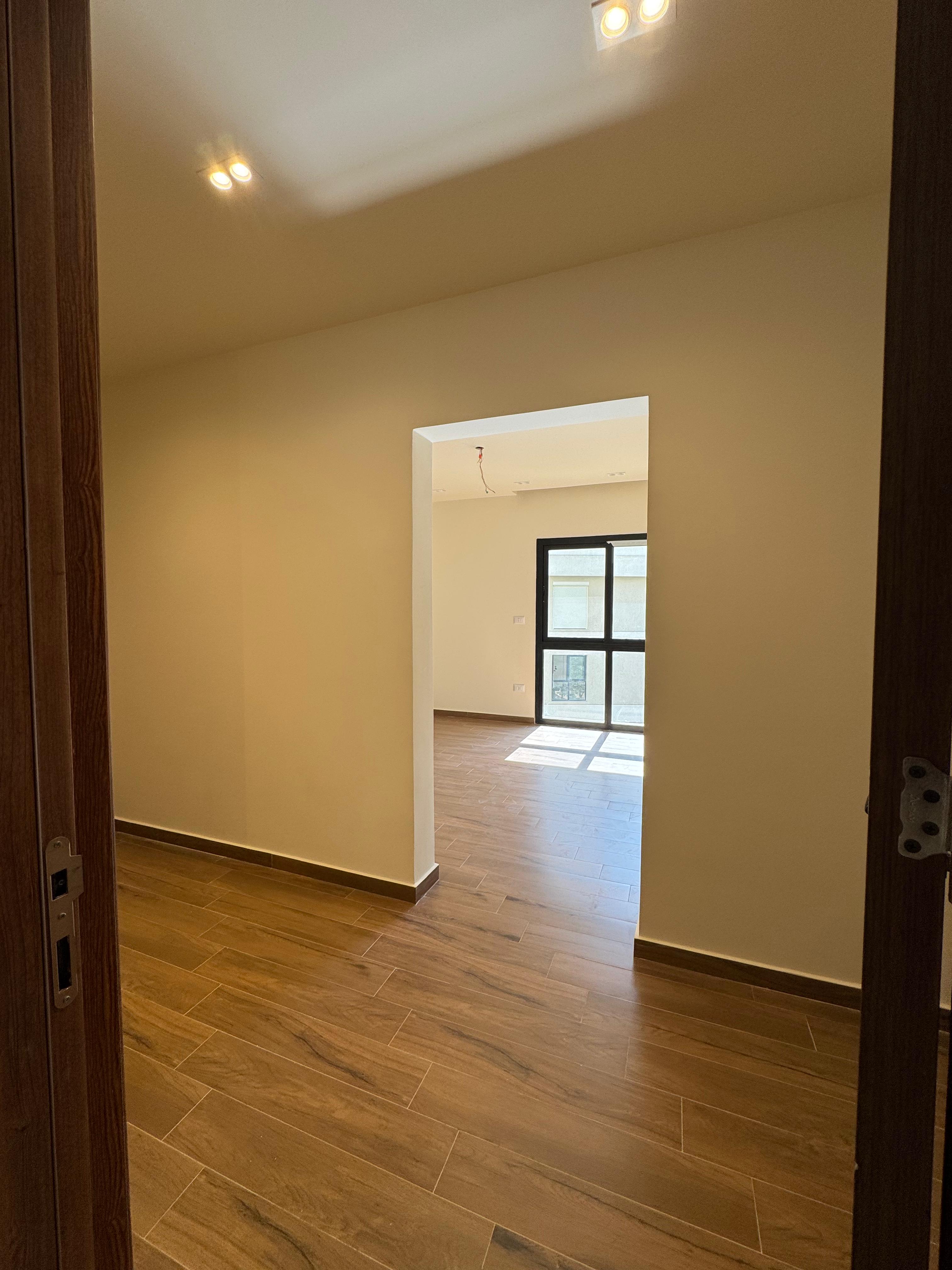 شقة نصف مفروشة للإيجار في فيليت مكونة من 3 غرف نوم