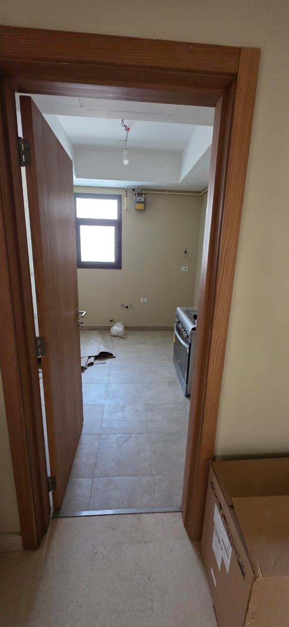 شقة نصف مفروشة للايجار مع الأجهزة في سوديك فيليت .