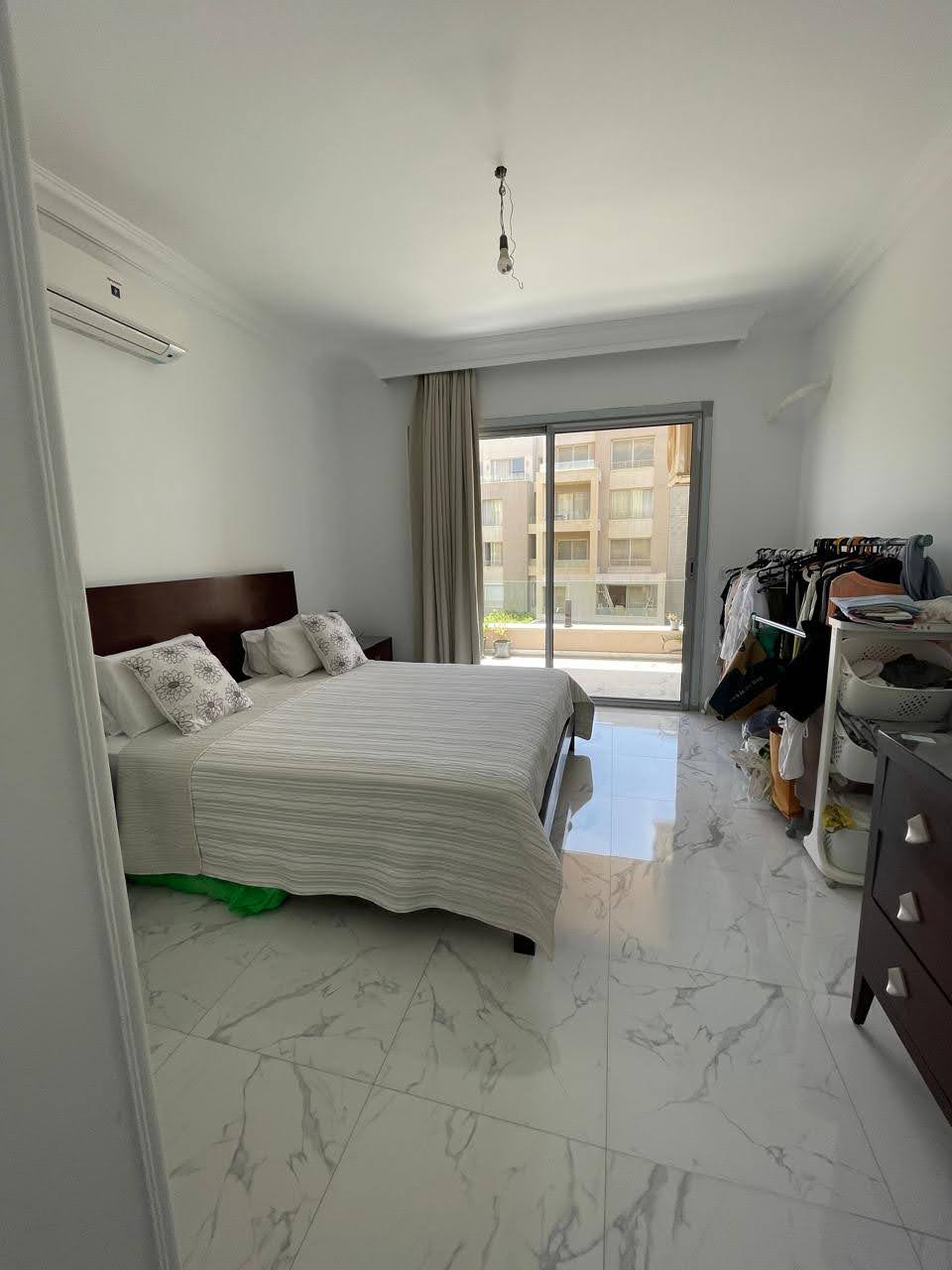 شقة نصف مفروشة للإيجار في قرية جاردنز القطامية