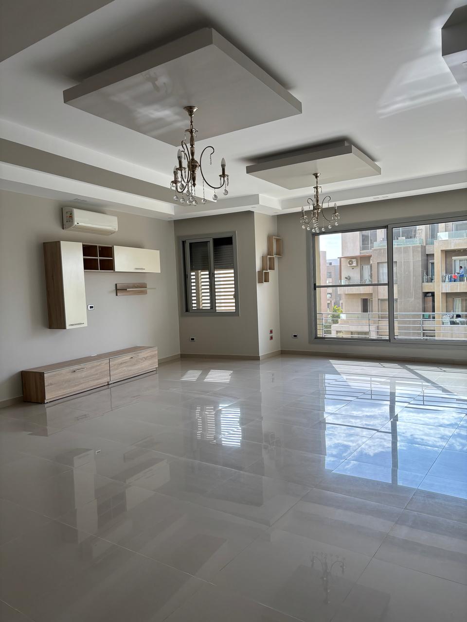 شقة نصف مفروشة مع الأجهزة للإيجار في كمبوند vgk