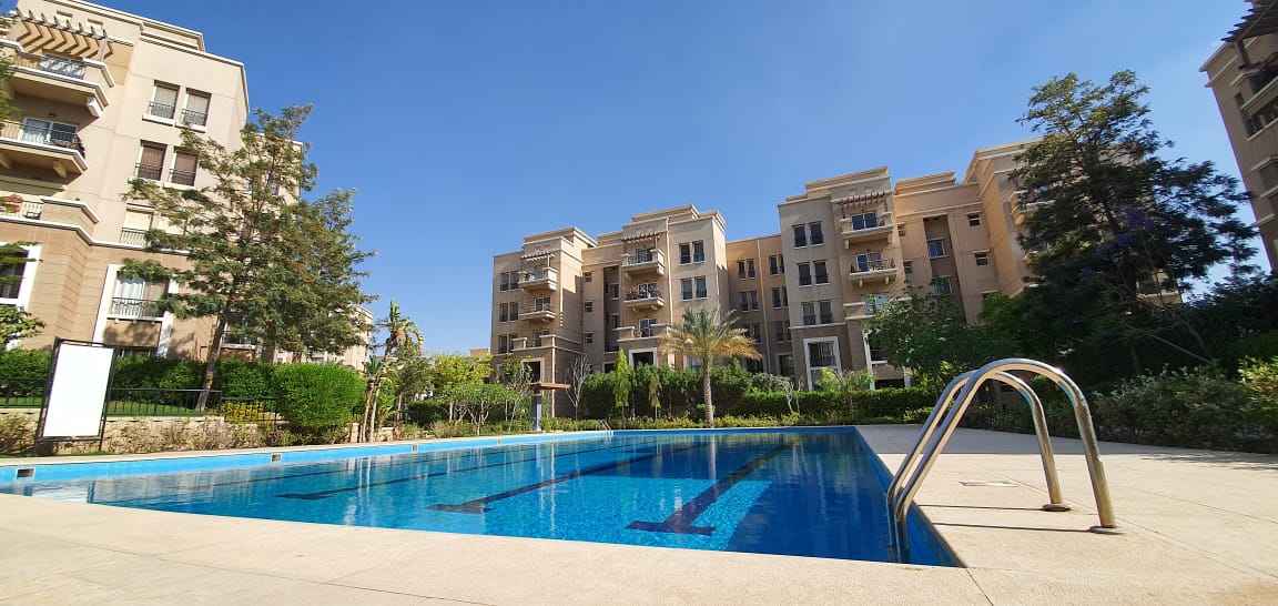 شقة للايجار 3 غرف (مطبخ وتكييفات) في قطامية بلازا