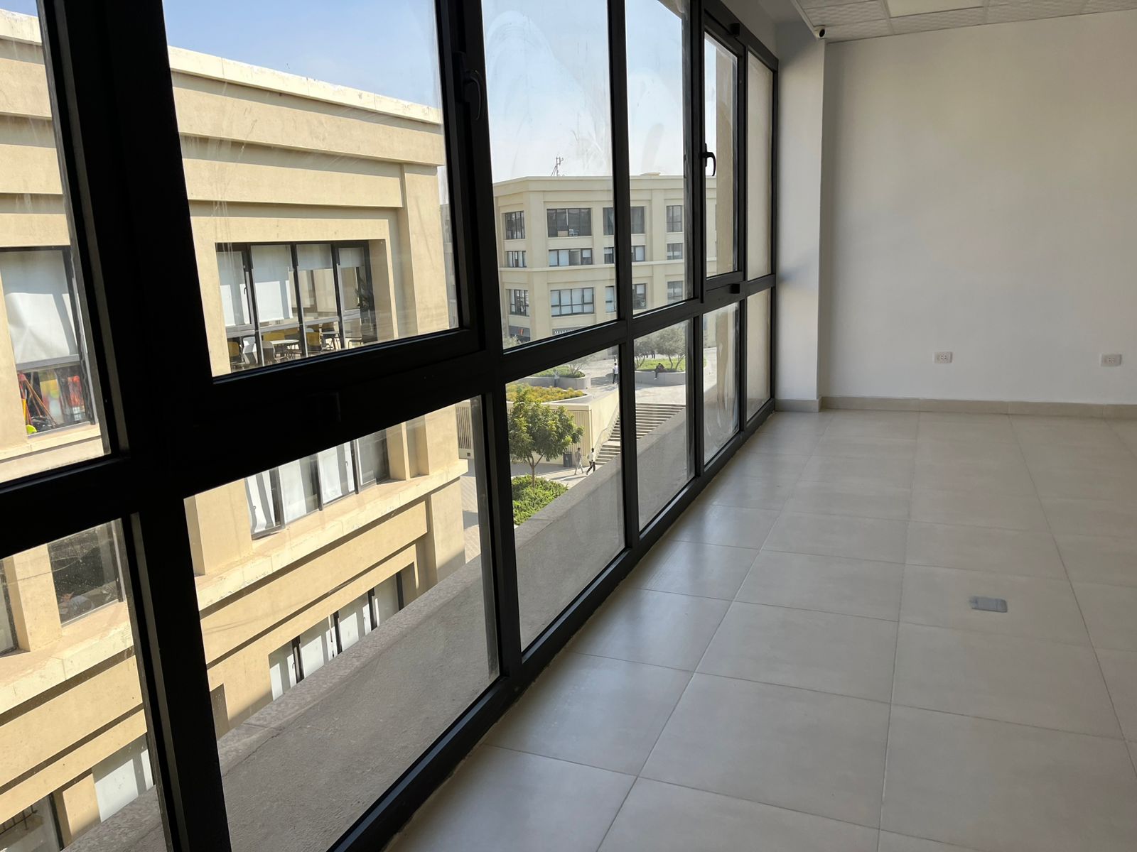 مكتب للإيجار 122 متر فى  كمبوند ميفيدا