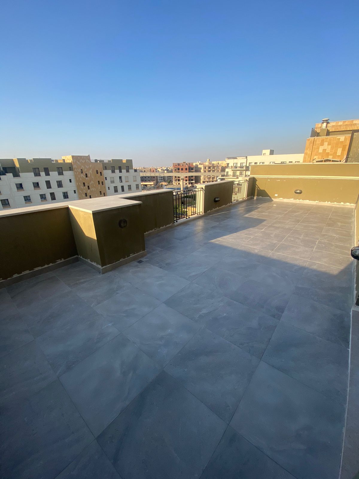 بنتهاوس  للإيجار فى ايستاون