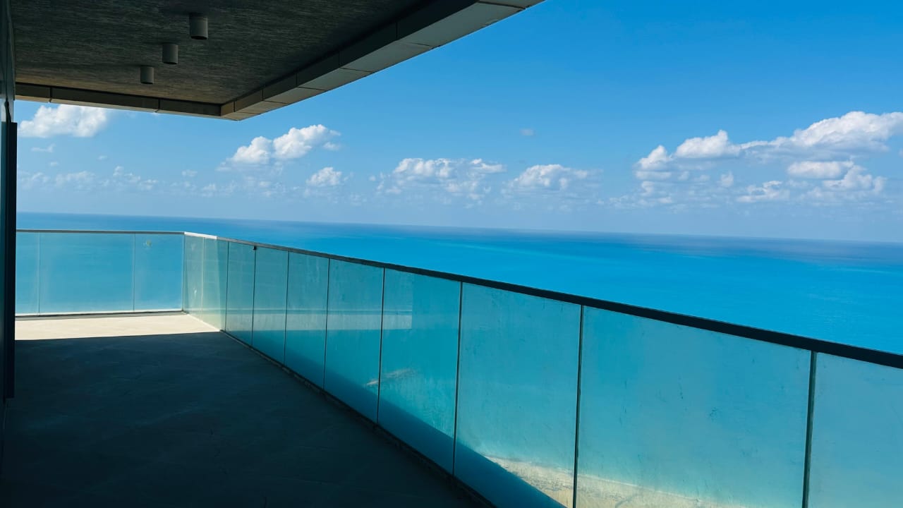 شقة للبيع في أبراج العلمين بموقع مميز علي البحر