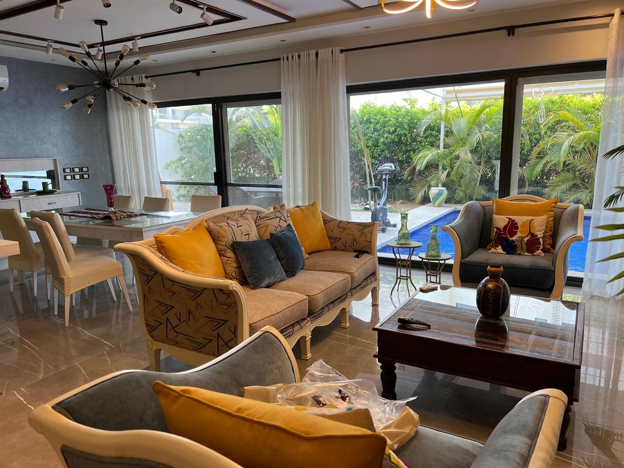 شقة بحديقة و حمام سباحه خاص للإيجار فى ليك فيو ريزيدنس