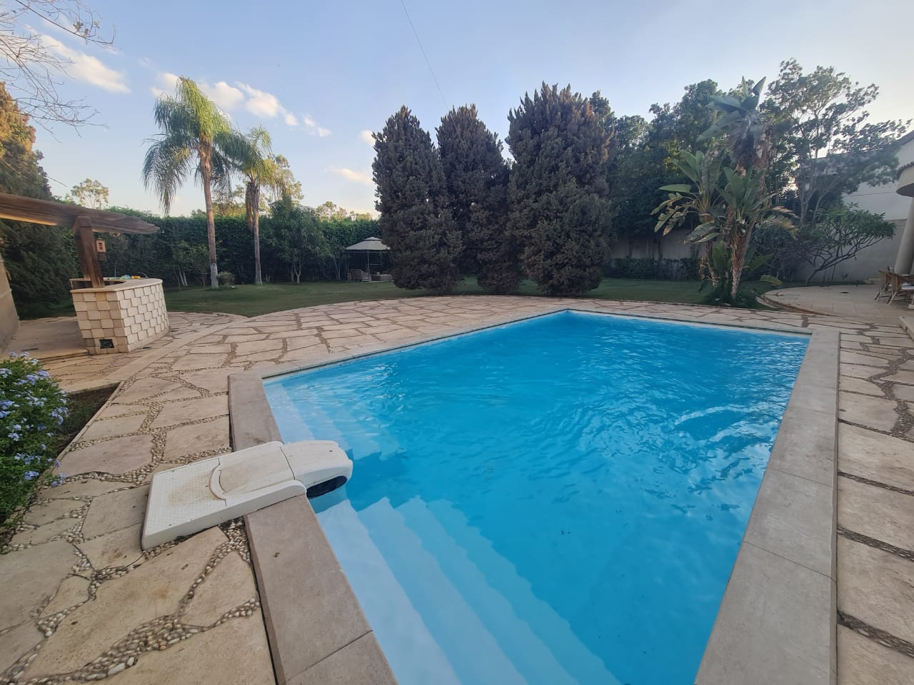 فيلا مستقلة للبيع متشطبة بالكامل بحمام سباحة بكمبوند رؤية