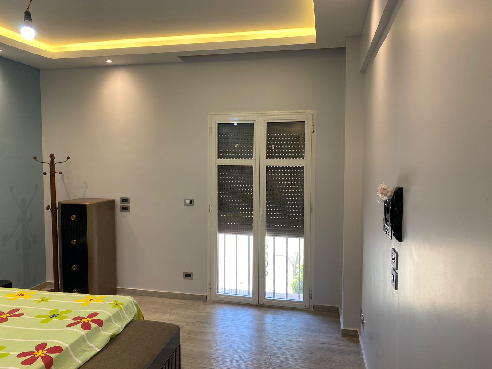 شقة مفروشة بالكامل مكونة من 3 غرف نوم للإيجار في هايد بارك