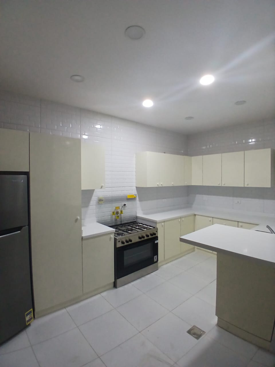 شقة نص مفروشة ومجهزة بالأجهزة للإيجار في VGK