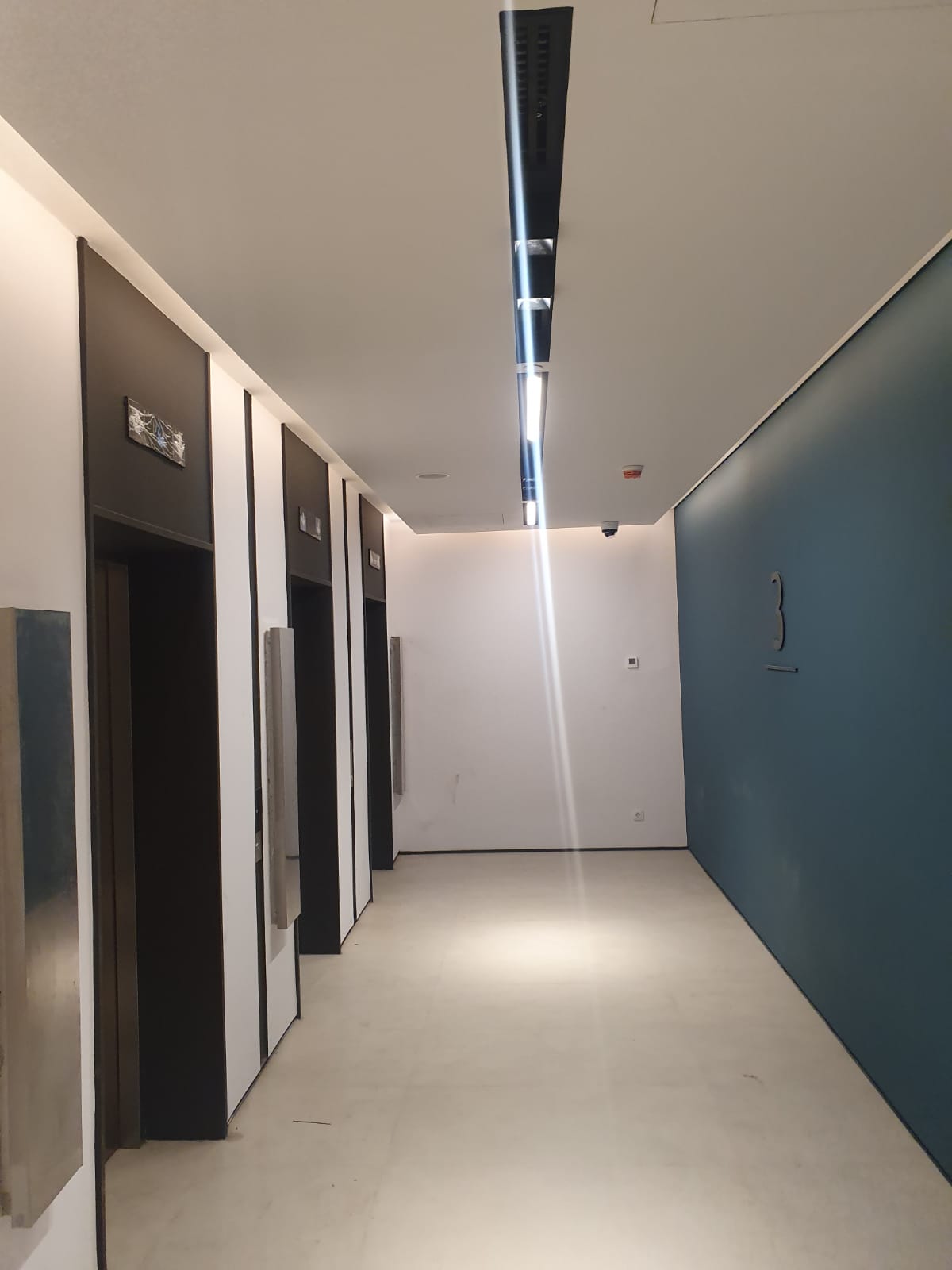 مكتب 60 متر  شبه جاهز للإيجار في ميفيدا