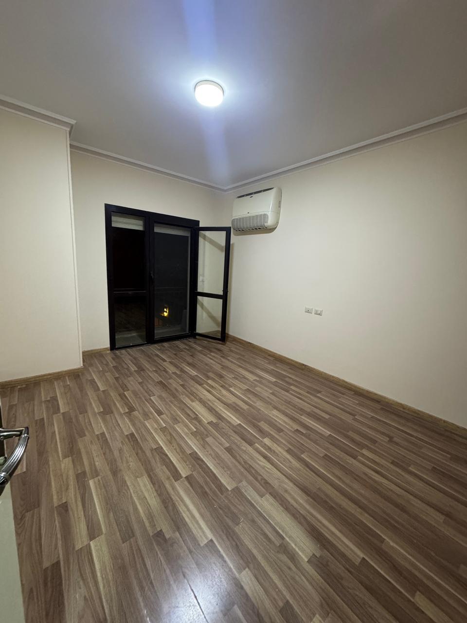 Semi furnished apartment for rent 205m in Eastown