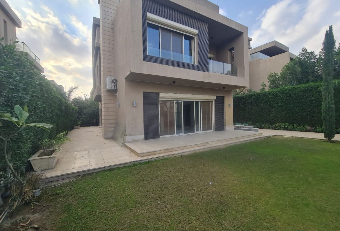 فيلا مستقلة للبيع متشطبة فى نيو جيزة ديستركت وان