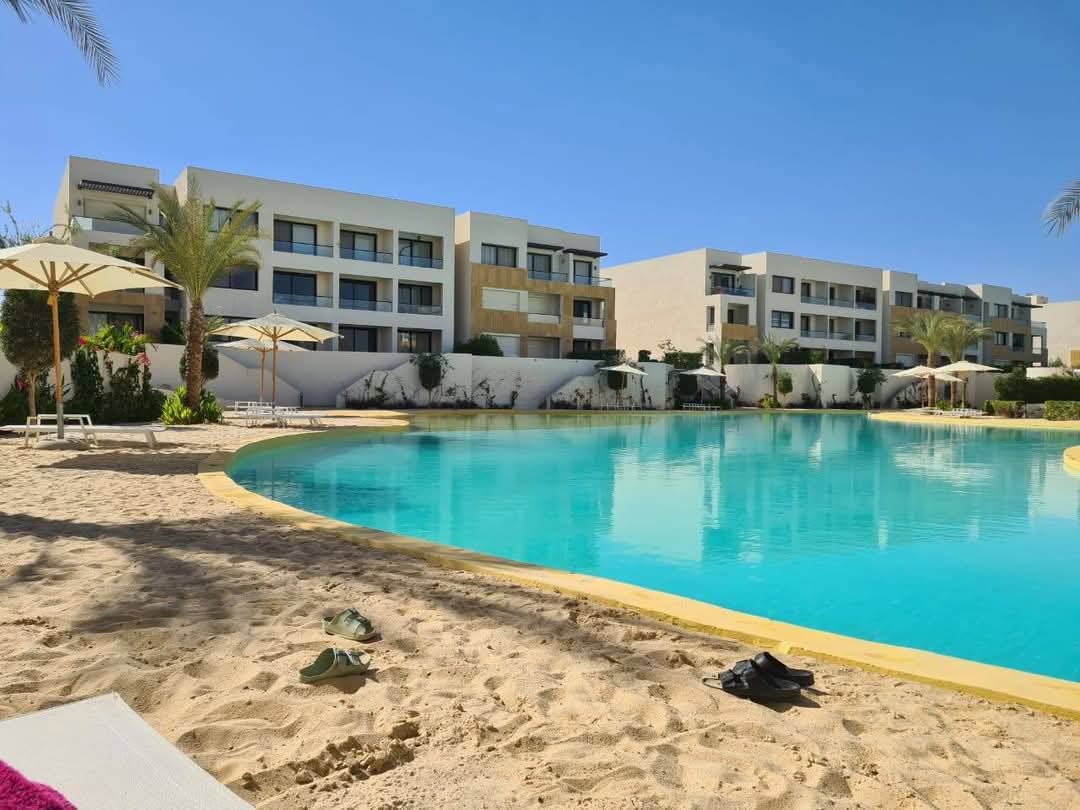 لسرعة البيع من المالك مباشرة شاليه للبيع بالتكيفات فى ازها السخنه