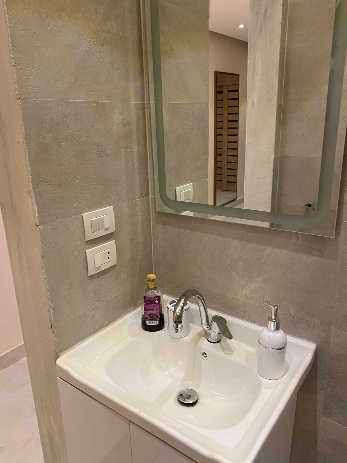 شقة فاخرة مفروشة بالكامل للإيجار في آزاد