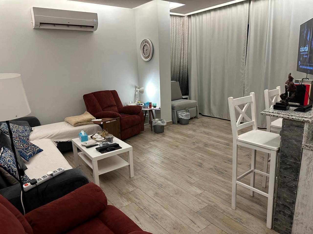 شقة ارضي بحديقه مفروشة بالكامل للإيجار فى ليك فيو ريزيدنس