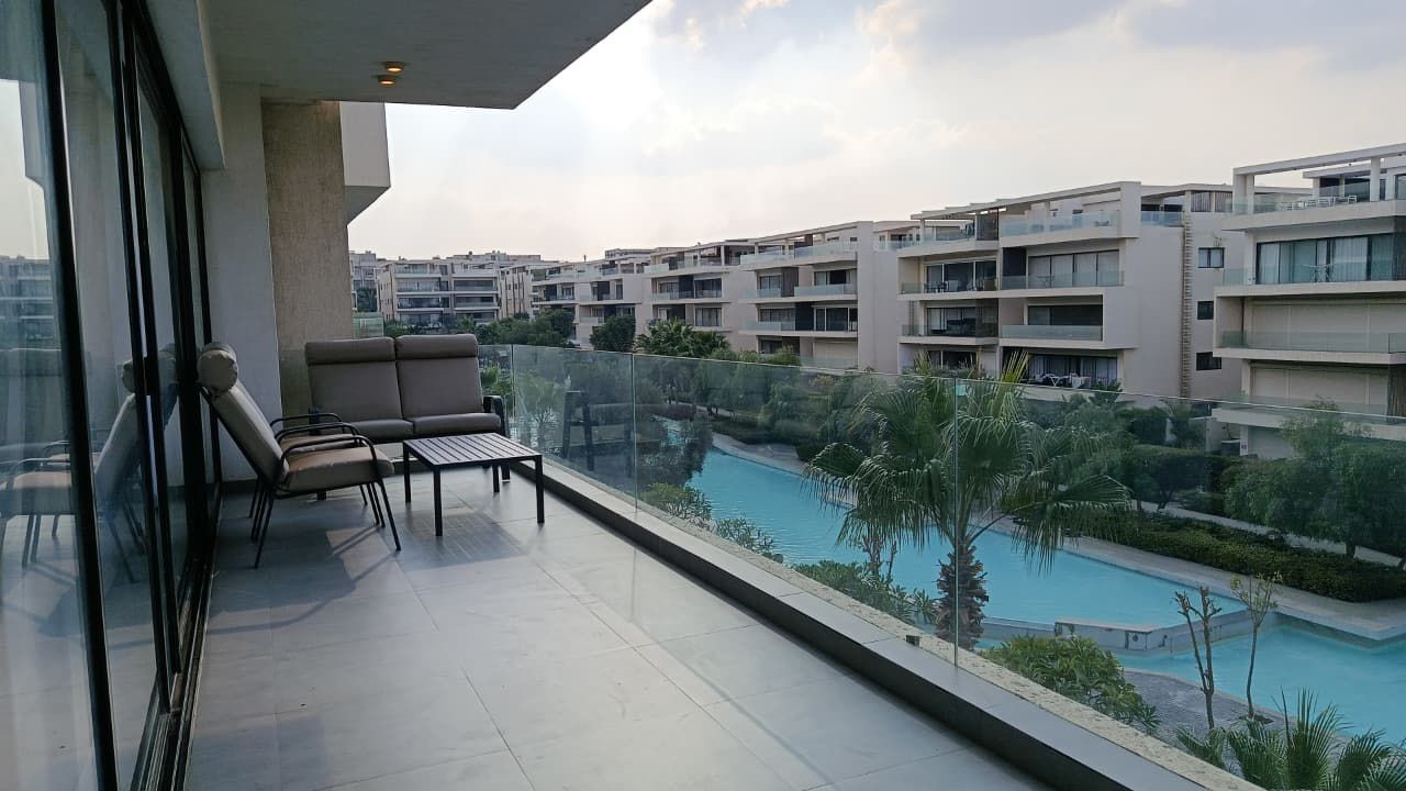 شقة 3 غرف215 متر للايجار المفروش مودرن في ليك فيو ريزيدنس