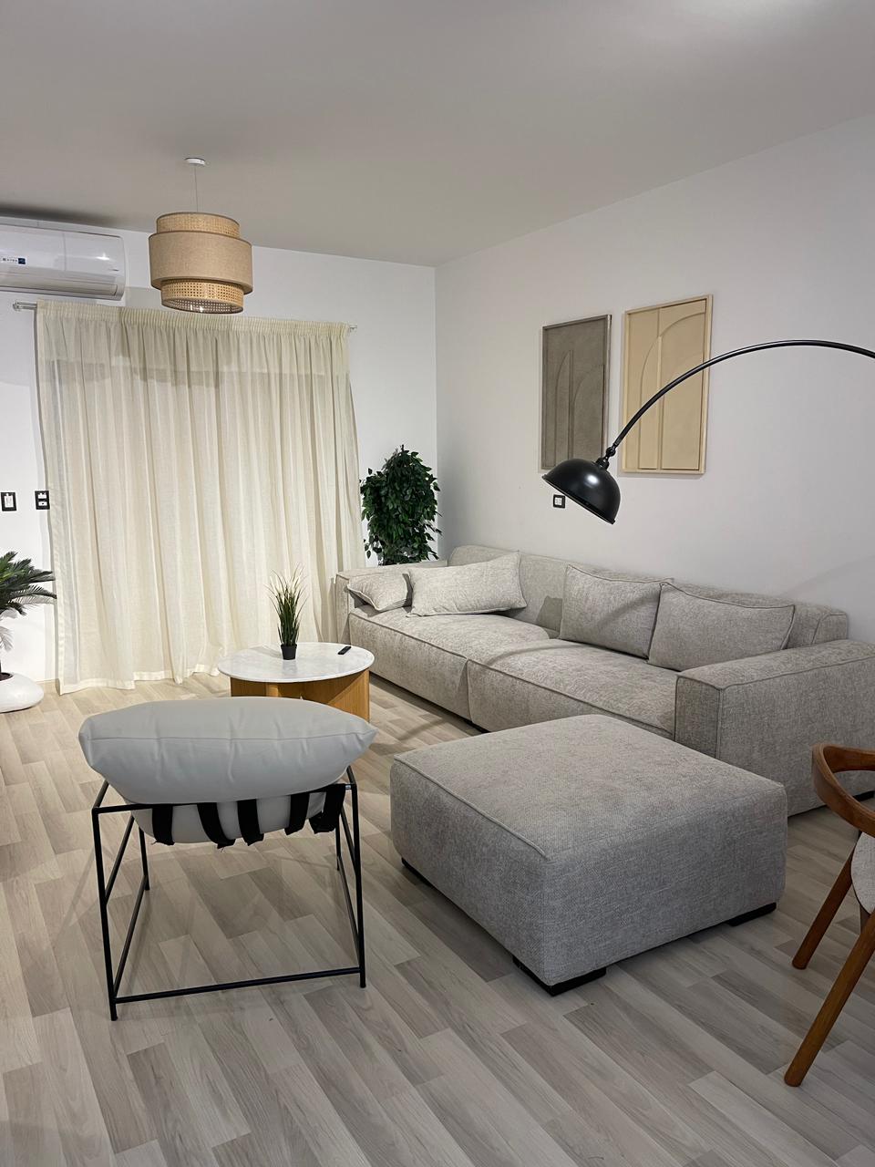 شقة للبيع في إيستاون متشطبة بالكامل بالتكييفات والمطبخ